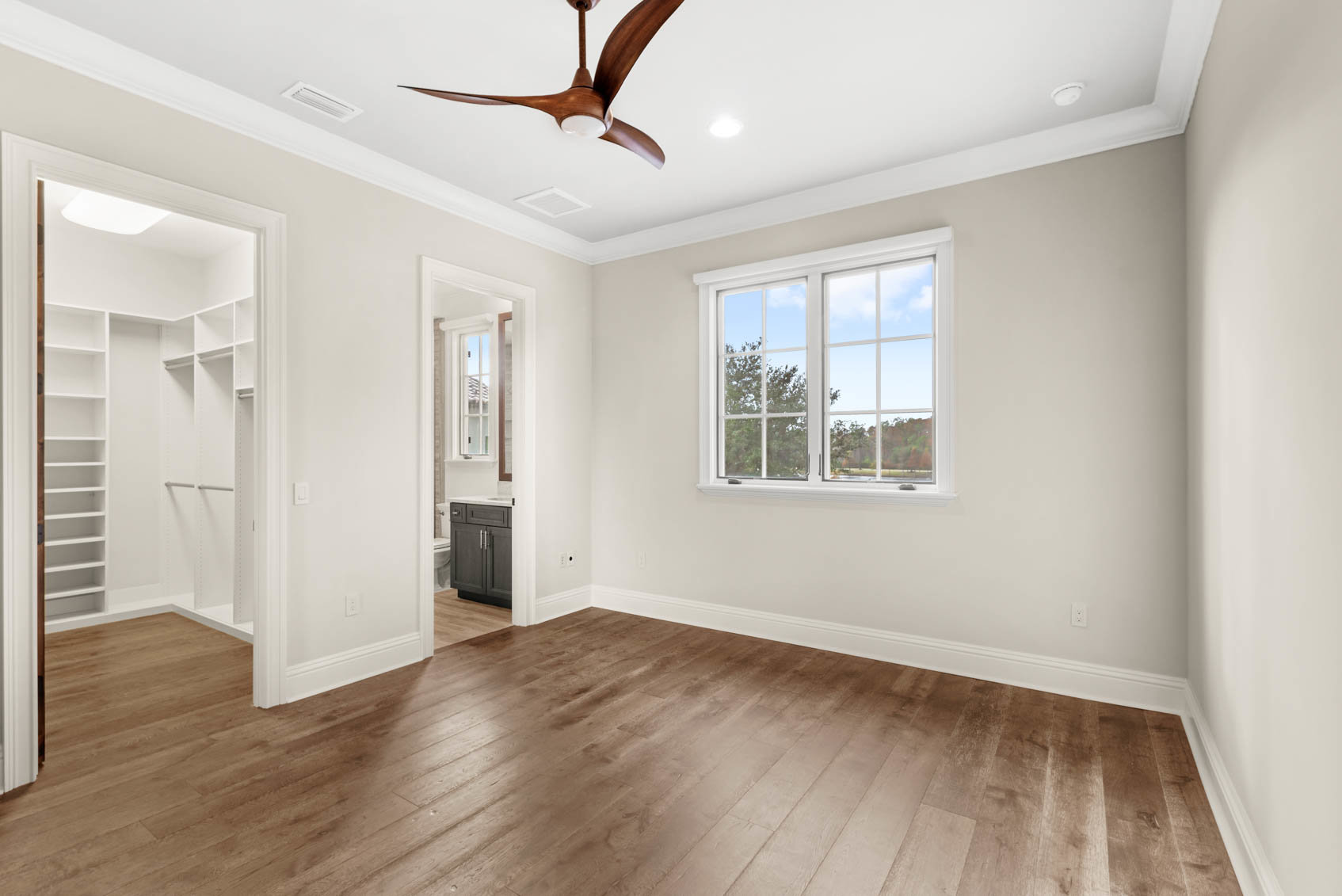 empty bedroom with closet and windows